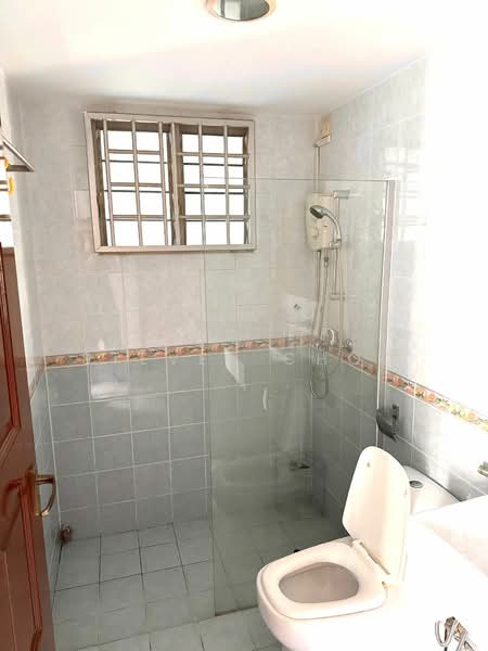48 Strathmore Avenue, 48 Strathmore Avenue, 3 Bedrooms, 915 sqft, HDB Flat For Rent, by Steven Choo, 500166650 - Bathroom - PropertyGuru.com.sg