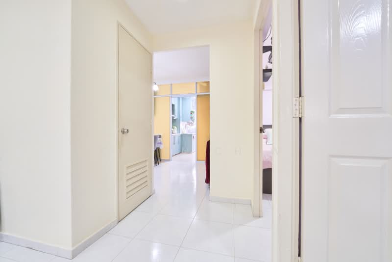 524 Hougang Avenue 6, 524 Hougang Avenue 6, 2 Bedrooms, 797 sqft, HDB Flat For Sale, by Eileen Chew, 500166655 - Corridor - PropertyGuru.com.sg