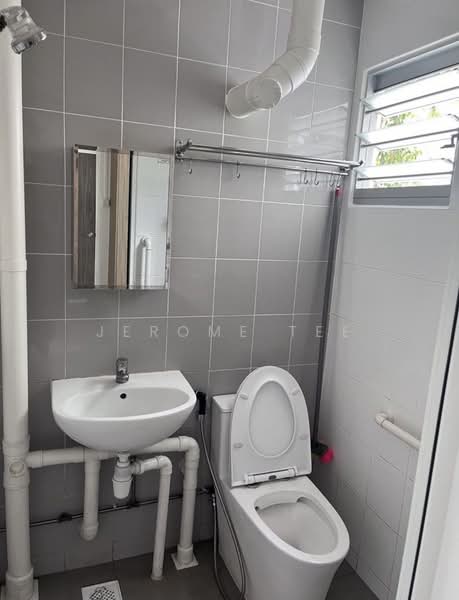 558 Ang Mo Kio Avenue 10, 558 Ang Mo Kio Avenue 10, Room Rental, 200 sqft, HDB Flat For Rent, by Jerome Tee, 500166690 - Bathroom - PropertyGuru.com.sg