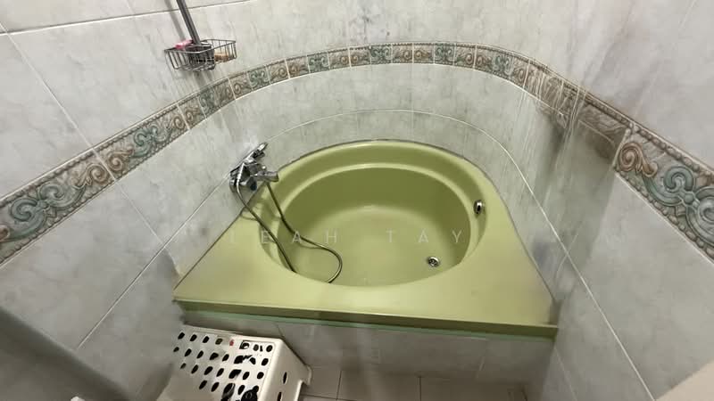 Ocean Park, 526 East Coast Road, 3 Bedrooms, 2,111 sqft, Condominium For Rent, by Leah Tay, 500166696 - Bathroom - PropertyGuru.com.sg