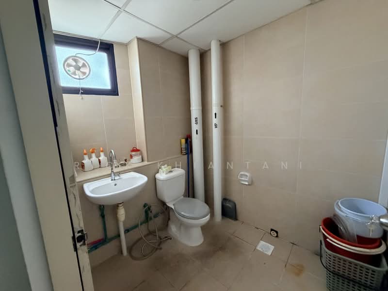 Oxley BizHub, 61 Ubi Road 1, 947 sqft, Light Industrial (B1) For Sale, by Rick Khiantani, 500166703 - Bathroom - CommercialGuru.com.sg