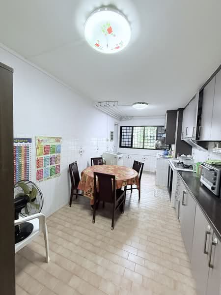180 Bukit Batok West Avenue 8, 180 Bukit Batok West Avenue 8, 2 Bedrooms, 721 sqft, HDB Flat For Sale, by Jane Francis, 500166722 - Kitchen - PropertyGuru.com.sg