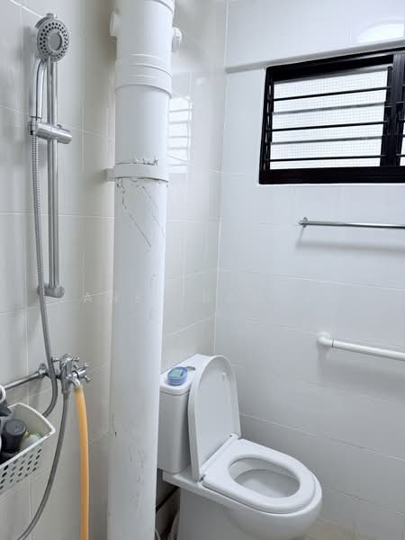 180 Bukit Batok West Avenue 8, 180 Bukit Batok West Avenue 8, 2 Bedrooms, 721 sqft, HDB Flat For Sale, by Jane Francis, 500166722 - Common Bathroom - PropertyGuru.com.sg