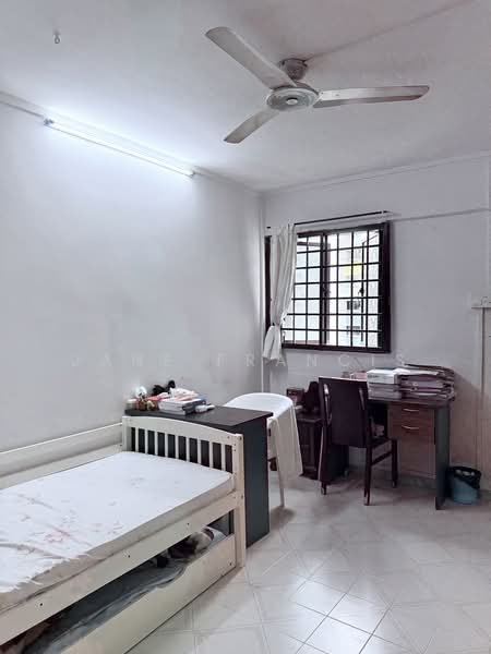180 Bukit Batok West Avenue 8, 180 Bukit Batok West Avenue 8, 2 Bedrooms, 721 sqft, HDB Flat For Sale, by Jane Francis, 500166722 - Master Bedroom - PropertyGuru.com.sg