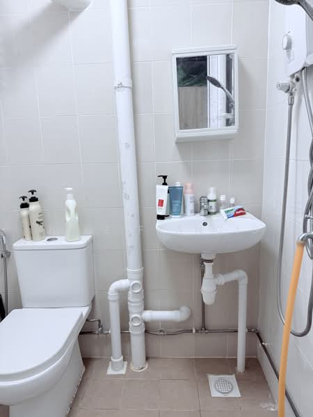 180 Bukit Batok West Avenue 8, 180 Bukit Batok West Avenue 8, 2 Bedrooms, 721 sqft, HDB Flat For Sale, by Jane Francis, 500166722 - Attached Bathroom - PropertyGuru.com.sg