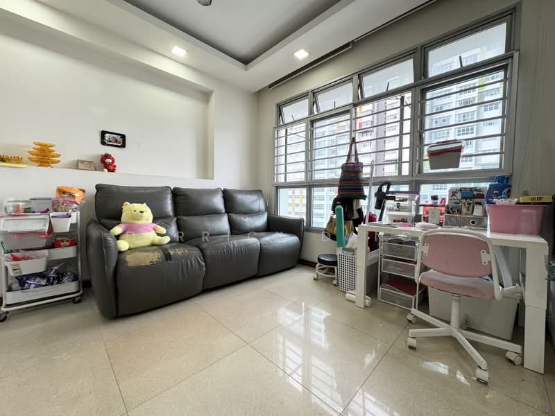 23 Teban Gardens Road, 23 Teban Gardens Road, 3 Bedrooms, 936 sqft, HDB Flat For Sale, by Derrick Dang, 500166743 - Living Room - PropertyGuru.com.sg