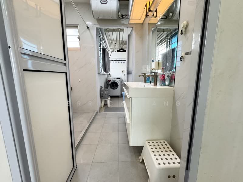 23 Teban Gardens Road, 23 Teban Gardens Road, 3 Bedrooms, 936 sqft, HDB Flat For Sale, by Derrick Dang, 500166743 - Bathroom - PropertyGuru.com.sg