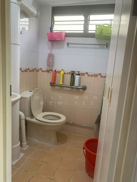 61 Telok Blangah Heights, 61 Telok Blangah Heights, 2 Bedrooms, 721 sqft, HDB Flat For Sale, by Emily Wong Mew Yee, 500166750 - Bathroom - PropertyGuru.com.sg