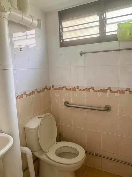 61 Telok Blangah Heights, 61 Telok Blangah Heights, Harbourfront / Telok Blangah, 2 Bedrooms, 721 sqft, HDB Flat For Sale, by Emily Wong Mew Yee, 500166750 - Bathroom - PropertyGuru.com.sg