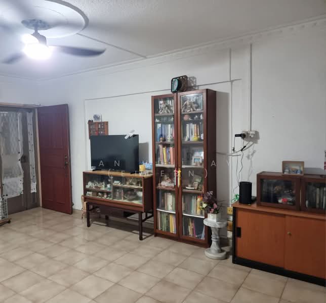632 Veerasamy Road, 632 Veerasamy Road, 3 Bedrooms, 1,152 sqft, HDB Flat For Sale, by Tan Hui Lay (Eileen), 500166752 - Living Room - PropertyGuru.com.sg