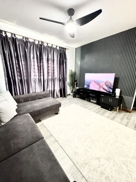 815A Choa Chu Kang Avenue 7, 815A Choa Chu Kang Avenue 7, 3 Bedrooms, 1,001 sqft, HDB Flat For Sale, by Nirna Sarnin, 500166760 - Living Room - PropertyGuru.com.sg