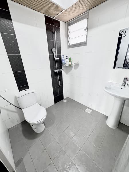 815A Choa Chu Kang Avenue 7, 815A Choa Chu Kang Avenue 7, 3 Bedrooms, 1,001 sqft, HDB Flat For Sale, by Nirna Sarnin, 500166760 - Bathroom - PropertyGuru.com.sg