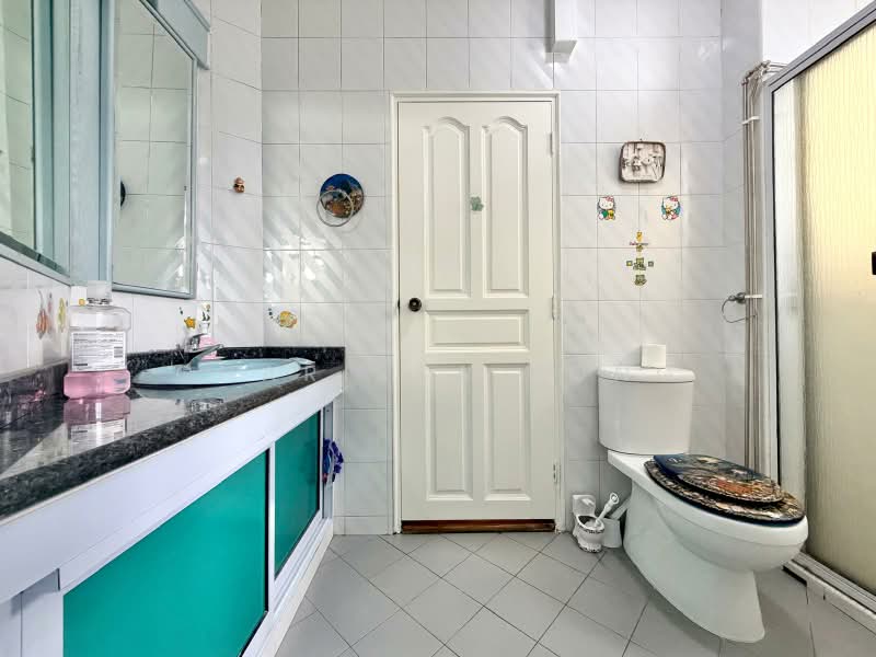 Parry Avenue Semi-D ❤️ Next To Park, PARRY AVENUE, 5 Bedrooms, 3,500 sqft, Semi-Detached House For Sale, by Charissa Yong, 500166776 - Bathroom - PropertyGuru.com.sg