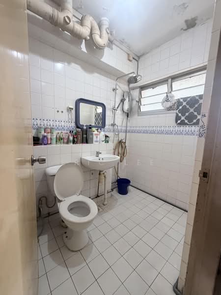 421 Woodlands Street 41, 421 Woodlands Street 41, 3 Bedrooms, 1,140 sqft, HDB Flat For Sale, by Eric Lee, 500166822 - Bathroom - PropertyGuru.com.sg