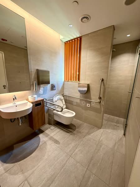 8 Robinson, 8 Robinson Road, 4,921 sqft, Office For Rent, by Siew Boon, 500166841 - Bathroom - CommercialGuru.com.sg