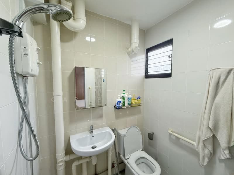 625 Ang Mo Kio Avenue 9, 625 Ang Mo Kio Avenue 9, 3 Bedrooms, 990 sqft, HDB Flat For Sale, by Carmen Keong, 500166871 - Bathroom - PropertyGuru.com.sg