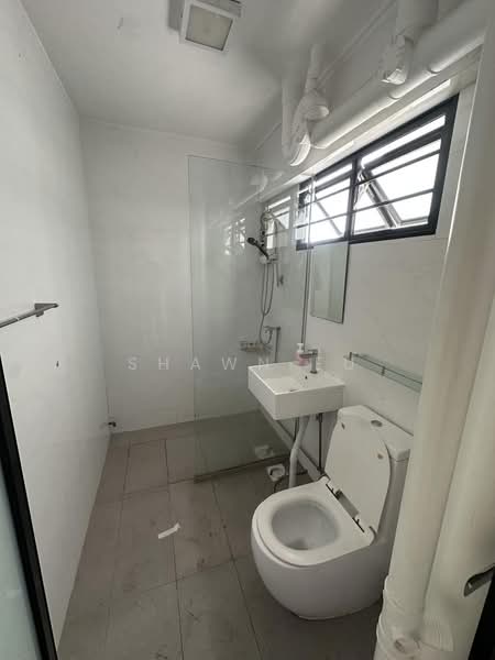 325 Jurong East Street 31, 325 Jurong East Street 31, 4 Bedrooms, 1,518 sqft, HDB Flat For Rent, by Shawn Eu, 500166875 - Bathroom - PropertyGuru.com.sg