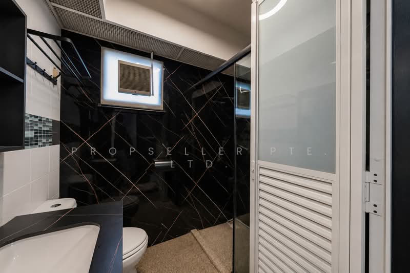 208A Punggol Place, 208A Punggol Place, 3 Bedrooms, 990 sqft, HDB Flat For Sale, by Reine Chan, 500166886 - Bathroom - PropertyGuru.com.sg