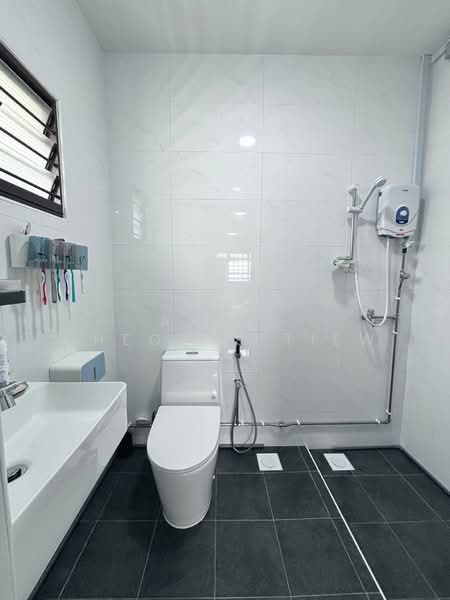 880 Woodlands Street 82, 880 Woodlands Street 82, 4 Bedrooms, 1,323 sqft, HDB Flat For Sale, by Annie Cheovys Tiew, 500166911 - Bathroom - PropertyGuru.com.sg