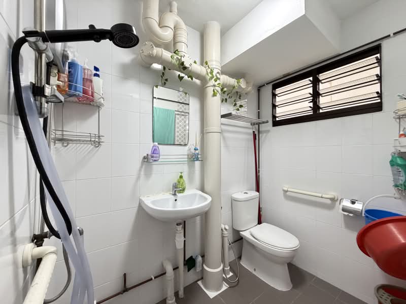 337 Clementi Avenue 2, 337 Clementi Avenue 2, Room Rental, 200 sqft, HDB Flat For Rent, by Jaden Shi 石英才, 500166912 - Bathroom - PropertyGuru.com.sg