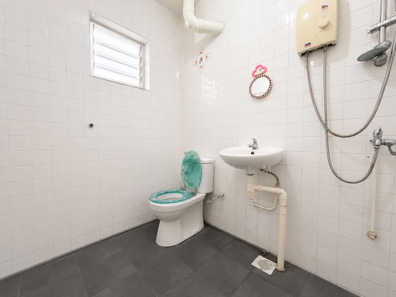 160 Woodlands Street 13, 160 Woodlands Street 13, 3 Bedrooms, 1,109 sqft, HDB Flat For Sale, by Kleeve Lim, 500166916 - Bathroom - PropertyGuru.com.sg