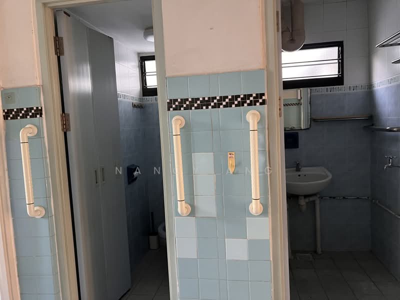 195 Kim Keat Avenue, 195 Kim Keat Avenue, 2 Bedrooms, 710 sqft, HDB Flat For Sale, by Nancy Ang, 500166972 - Bathroom - PropertyGuru.com.sg