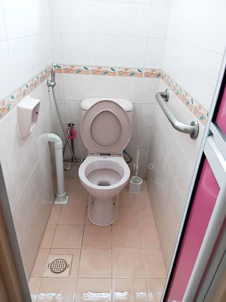 44 Sims Drive, 44 Sims Drive, Room Rental, 150 sqft, HDB Flat For Rent, by Joy Sng, 500166979 - Bathroom - PropertyGuru.com.sg