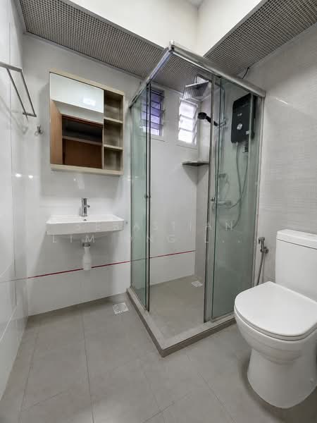 621B Tampines Street 61, 621B Tampines Street 61, 3 Bedrooms, 1,001 sqft, HDB Flat For Sale, by Sebastian Lim Ong Lai (恩莱), 500166980 - Bathroom - PropertyGuru.com.sg
