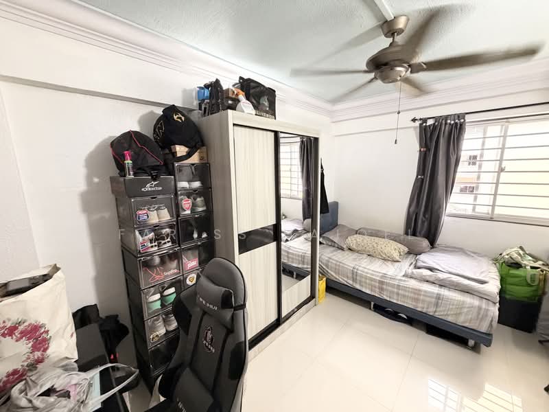 327 Bukit Batok Street 33, 327 Bukit Batok Street 33, 3 Bedrooms, 958 sqft, HDB Flat For Sale, by Fariss Haiqel, 500167003 - Bedroom - PropertyGuru.com.sg