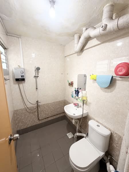327 Bukit Batok Street 33, 327 Bukit Batok Street 33, 3 Bedrooms, 958 sqft, HDB Flat For Sale, by Fariss Haiqel, 500167003 - Bathroom - PropertyGuru.com.sg