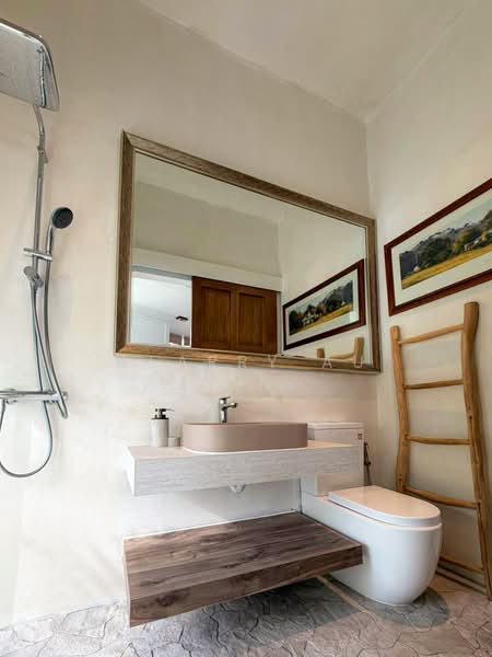 đŸ§¡ Distinctive Semi-D in D19 • 700m Kovan MRT ★Eminence Landed★, Highland Close, Kovan Road, Hillside Drive, 4 Bedrooms, 4,500 sqft, Semi-Detached House For Sale, by Clarry Au, 500167011 - Bathroom - PropertyGuru.com.sg