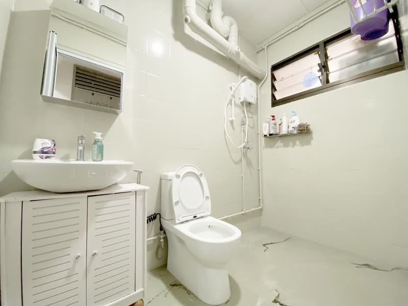 919 Hougang Avenue 4, 919 Hougang Avenue 4, 4 Bedrooms, 1,292 sqft, HDB Flat For Sale, by Jensen Toh 卓新智, 500167035 - Bathroom - PropertyGuru.com.sg