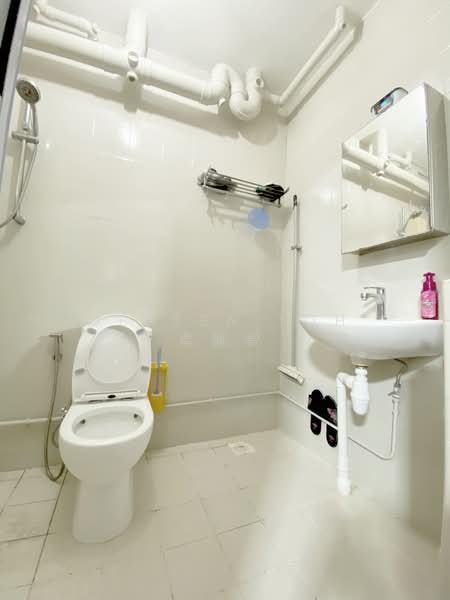 919 Hougang Avenue 4, 919 Hougang Avenue 4, 4 Bedrooms, 1,292 sqft, HDB Flat For Sale, by Jensen Toh 卓新智, 500167035 - Bathroom - PropertyGuru.com.sg