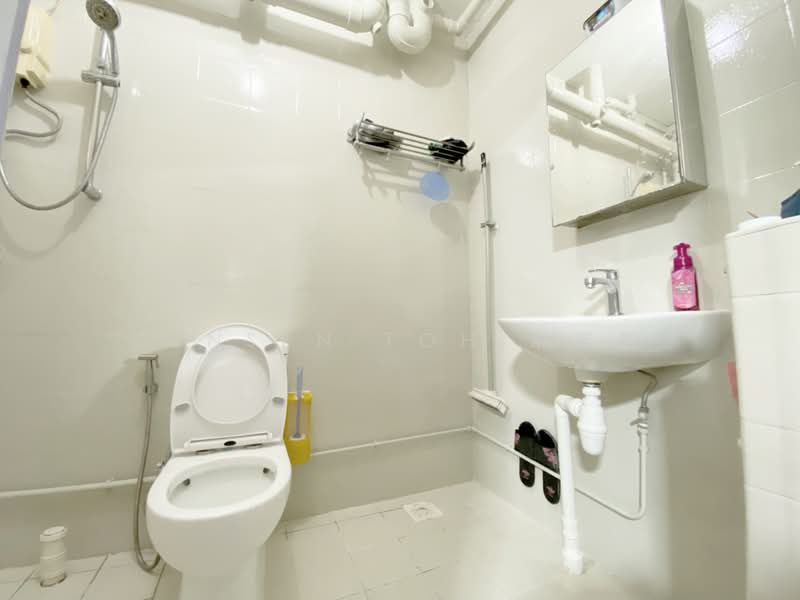 919 Hougang Avenue 4, 919 Hougang Avenue 4, 4 Bedrooms, 1,292 sqft, HDB Flat For Sale, by Jensen Toh 卓新智, 500167035 - Bathroom - PropertyGuru.com.sg