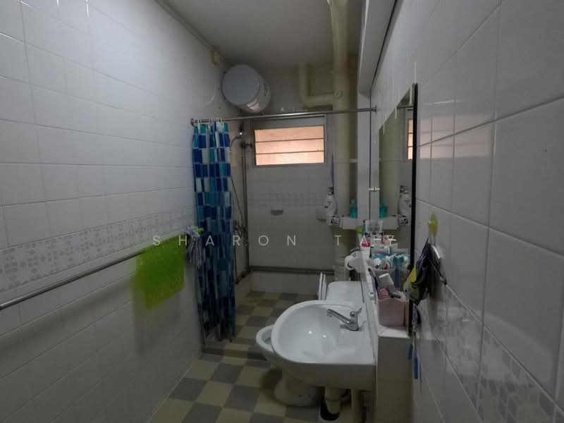 325 Tampines Street 32, 325 Tampines Street 32, Room Rental, 150 sqft, HDB Flat For Rent, by Sharon Tay, 500167076 - Bathroom - PropertyGuru.com.sg