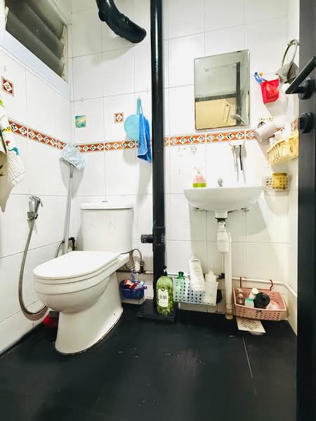 124 Yishun Street 11, 124 Yishun Street 11, 3 Bedrooms, 1,033 sqft, HDB Flat For Sale, by Candy ZiQi 紫绮, 500167097 - Bathroom - PropertyGuru.com.sg