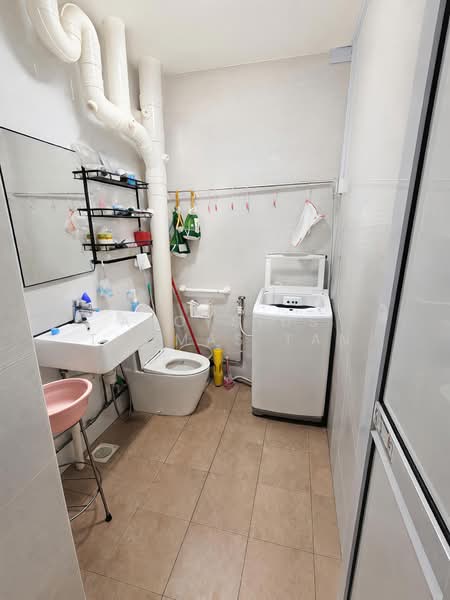 406 Choa Chu Kang Avenue 3, 406 Choa Chu Kang Avenue 3, 3 Bedrooms, 1,119 sqft, HDB Flat For Sale, by Aloysius Thomas Tan, 500167112 - Bathroom - PropertyGuru.com.sg