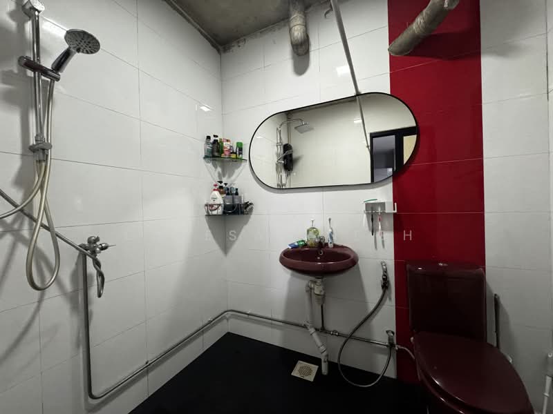 158 Woodlands Street 13, 158 Woodlands Street 13, 2 Bedrooms, 785 sqft, HDB Flat For Sale, by Ganesan Nesh, 500167128 - Bathroom - PropertyGuru.com.sg