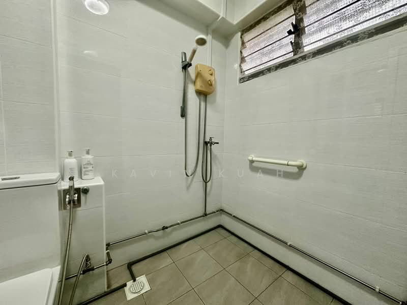 421 Pasir Ris Drive 6, 421 Pasir Ris Drive 6, 3 Bedrooms, 1,130 sqft, HDB Flat For Sale, by Kavin Kuah, 500167134 - Bathroom - PropertyGuru.com.sg