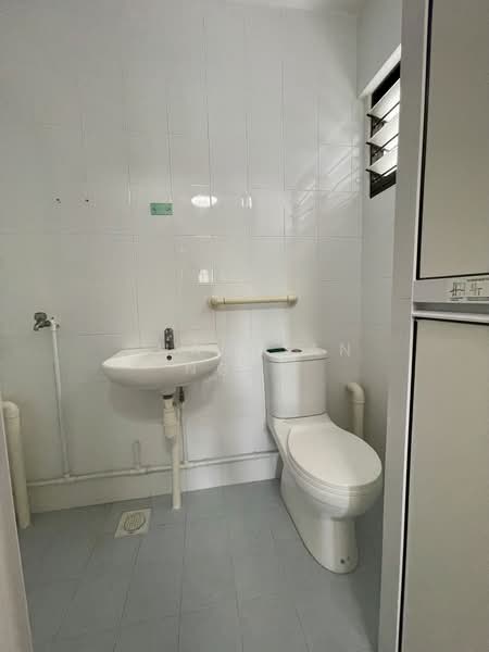269 Bukit Batok East Avenue 4, 269 Bukit Batok East Avenue 4, 2 Bedrooms, 689 sqft, HDB Flat For Sale, by Charmian Ngan, 500167149 - Man Bedroom Bathroom - PropertyGuru.com.sg