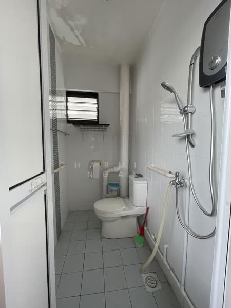 269 Bukit Batok East Avenue 4, 269 Bukit Batok East Avenue 4, 2 Bedrooms, 689 sqft, HDB Flat For Sale, by Charmian Ngan, 500167149 - Common Bathroom - PropertyGuru.com.sg