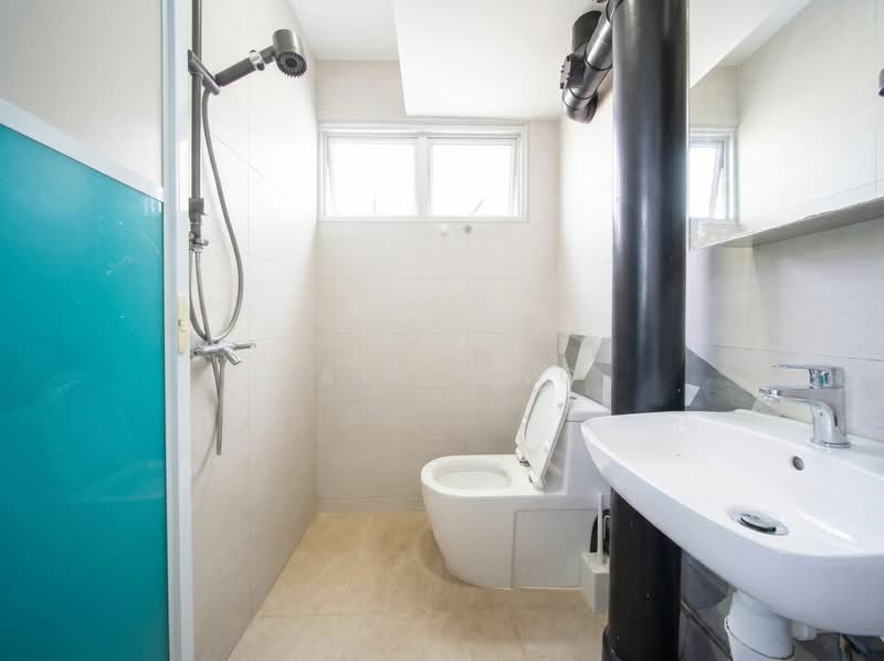 525 Bedok North Street 3, 525 Bedok North Street 3, 2 Bedrooms, 721 sqft, HDB Flat For Sale, by Jake Ong, 500167162 - Bathroom - PropertyGuru.com.sg