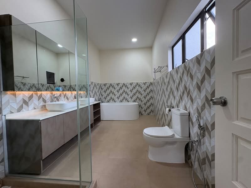 Bungalow Near Botanic Garden Cluny Park Bukit Timah, , 5 Bedrooms, 6,700 sqft, Bungalow House For Sale, by Christine Huang, 500167206 - Bathroom - PropertyGuru.com.sg