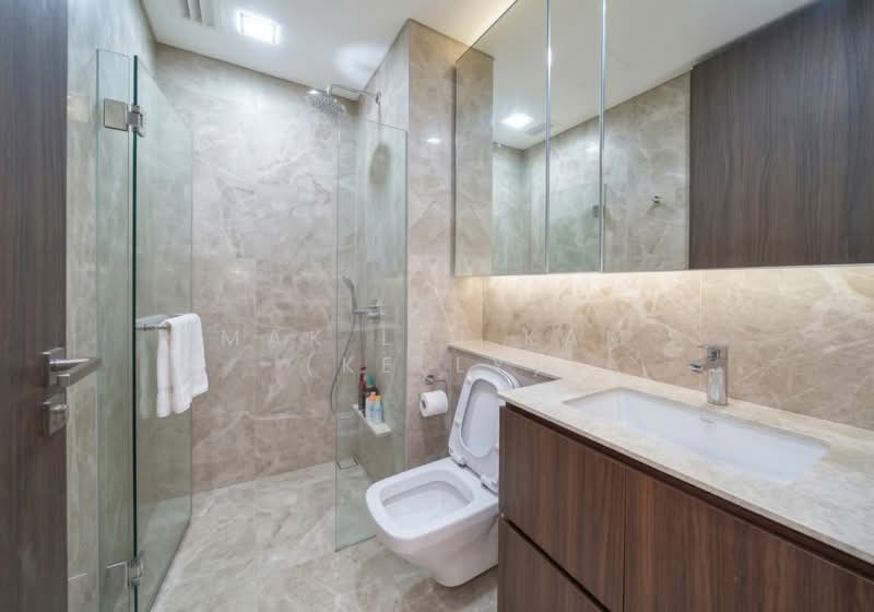Artra, 10 Alexandra View, 3 Bedrooms, 1,119 sqft, Condominium For Rent, by Mak Lai Kam (Kelly), 500167214 - Common Bathroom (Ensuite with Bedroom 2) - PropertyGuru.com.sg