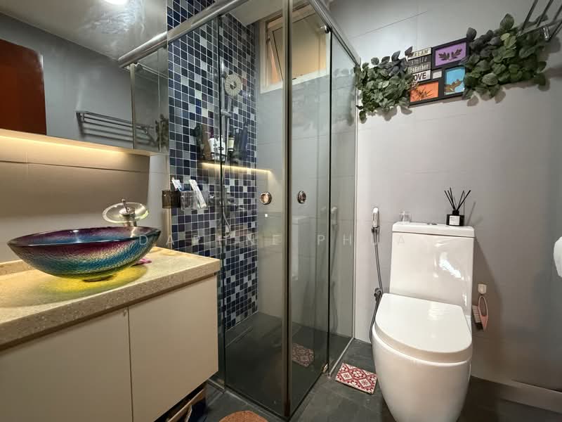Seletar Springs Condominium, 106 Gerald Drive, 4 Bedrooms, 1,561 sqft, Condominium For Sale, by Daphne Phua, 500167218 - Bathroom - PropertyGuru.com.sg