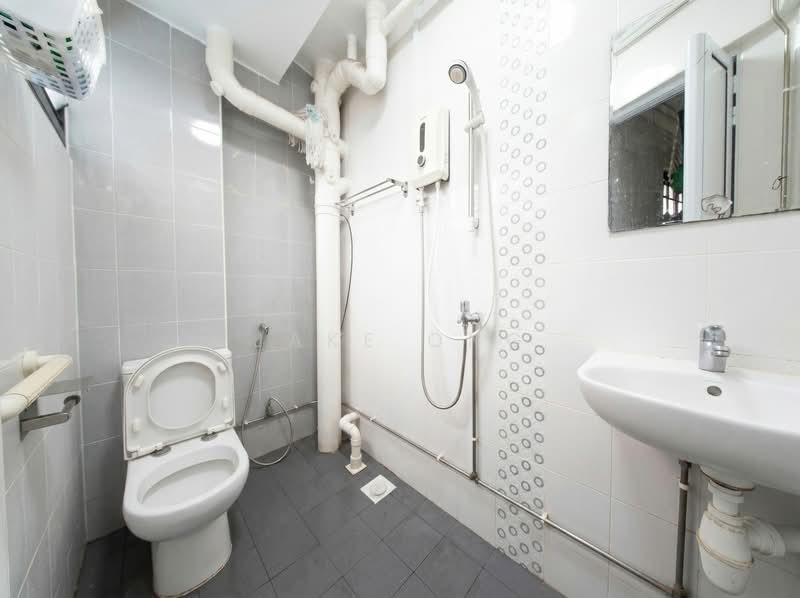 112 Bukit Batok West Avenue 6, 112 Bukit Batok West Avenue 6, 3 Bedrooms, 1,141 sqft, HDB Flat For Sale, by Jake Ong, 500167219 - Bathroom - PropertyGuru.com.sg