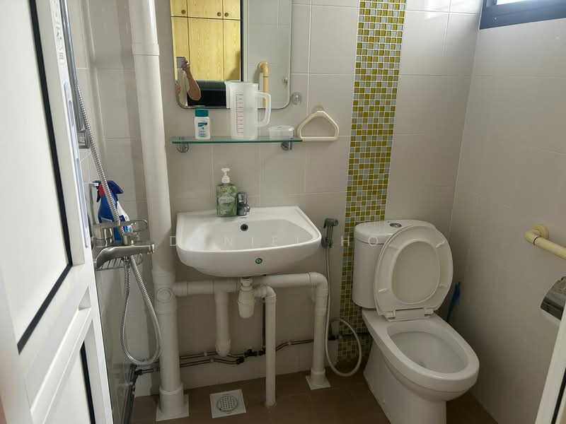 467 Ang Mo Kio Avenue 10, 467 Ang Mo Kio Avenue 10, Room Rental, 200 sqft, HDB Flat For Rent, by Daniel Ho, 500167329 - Bathroom - PropertyGuru.com.sg