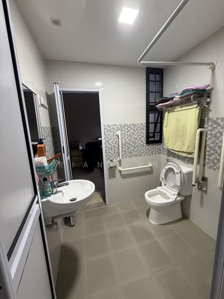 Serangoon Garden Estate, , 4 Bedrooms, 2,400 sqft, Semi-Detached House For Sale, by Brian Chng, 500167353 - Bathroom - PropertyGuru.com.sg