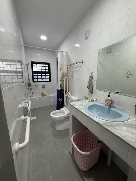 Serangoon Garden Estate, , 4 Bedrooms, 2,400 sqft, Semi-Detached House For Sale, by Brian Chng, 500167353 - Bathroom - PropertyGuru.com.sg