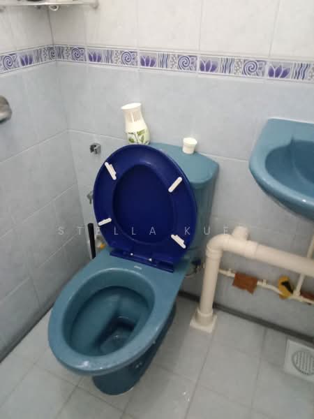 305 Clementi Avenue 4, 305 Clementi Avenue 4, Room Rental, 100 sqft, HDB Flat For Rent, by Stella Kuek, 500167386 - Bathroom - PropertyGuru.com.sg